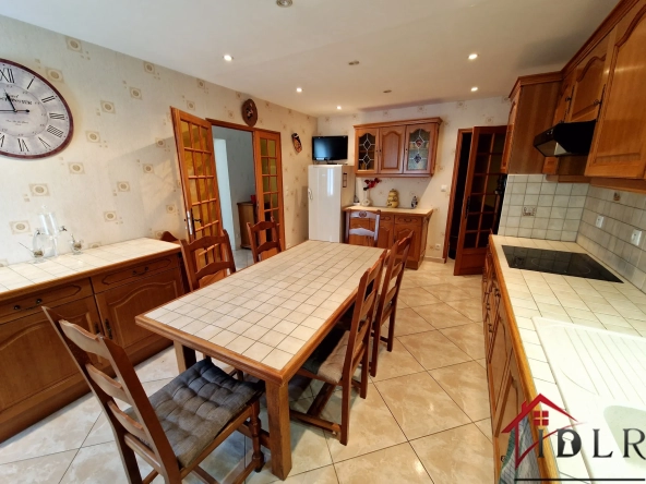 Maison spacieuse de 171 m2 avec garage et jardin à Serqueux 