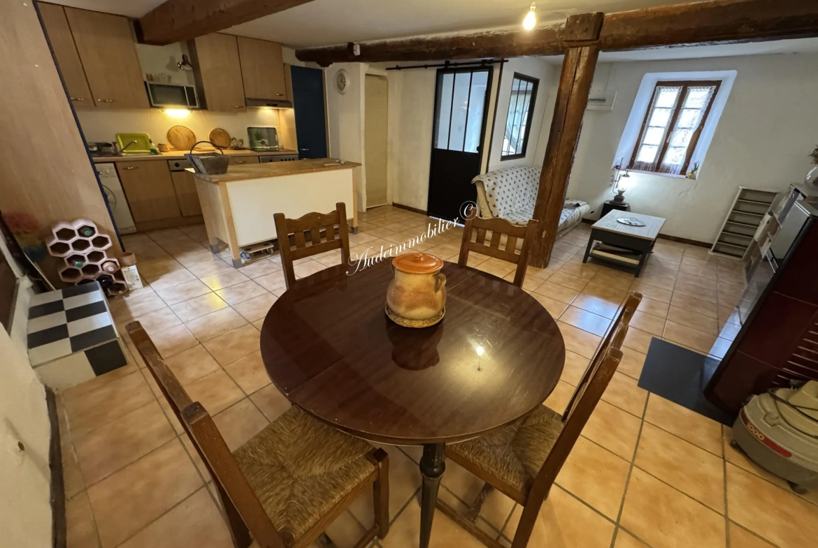 Charmante maison en pierre rénovée avec 3 pièces à Luc sur Aude - Ville avec commerces 