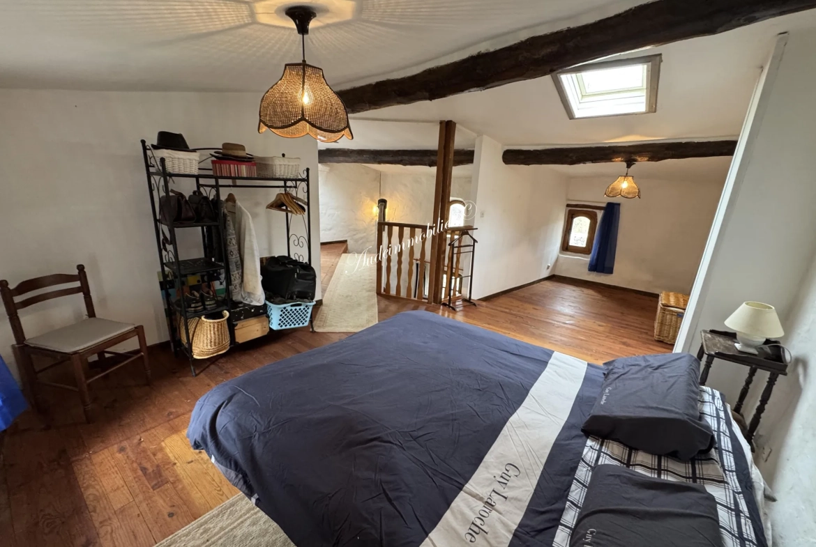 Charmante maison en pierre rénovée avec 3 pièces à Luc sur Aude - Ville avec commerces 
