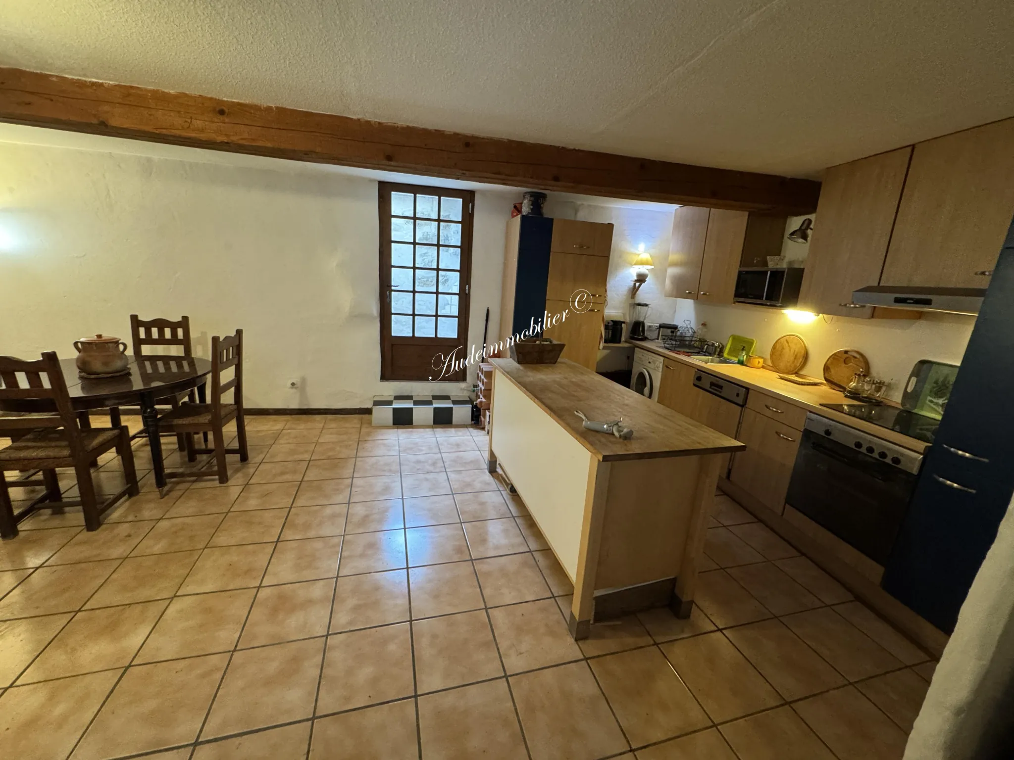 Charmante maison en pierre rénovée avec 3 pièces à Luc sur Aude - Ville avec commerces 