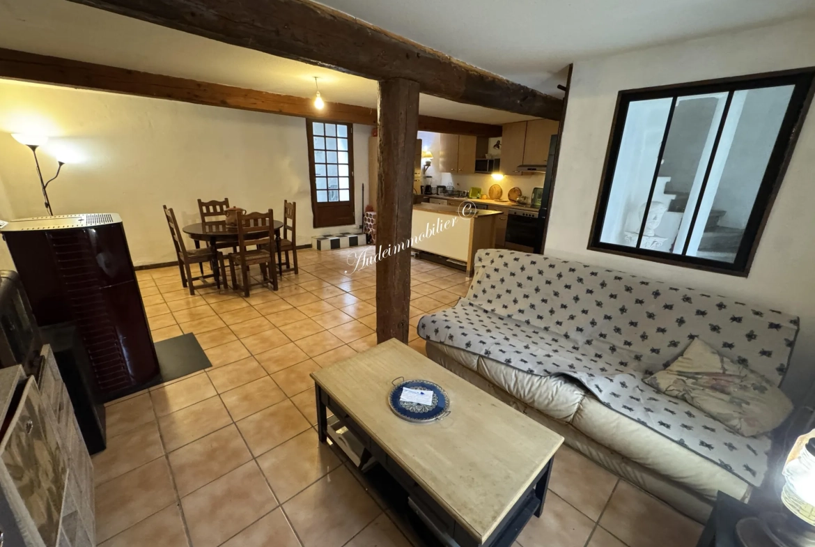 Charmante maison en pierre rénovée avec 3 pièces à Luc sur Aude - Ville avec commerces 
