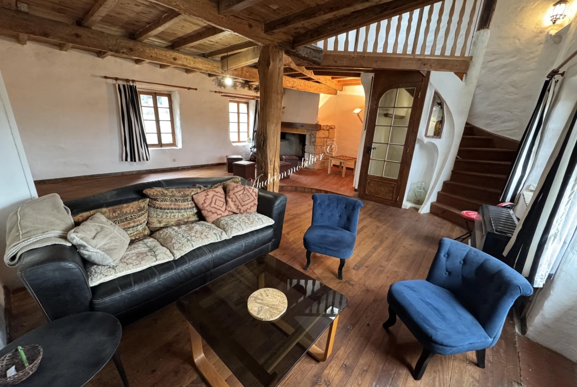 Charmante maison en pierre rénovée avec 3 pièces à Luc sur Aude - Ville avec commerces 