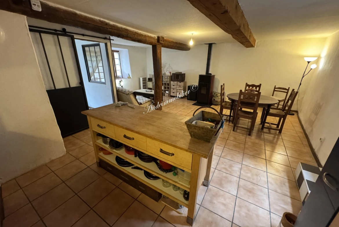 Charmante maison en pierre rénovée avec 3 pièces à Luc sur Aude - Ville avec commerces 