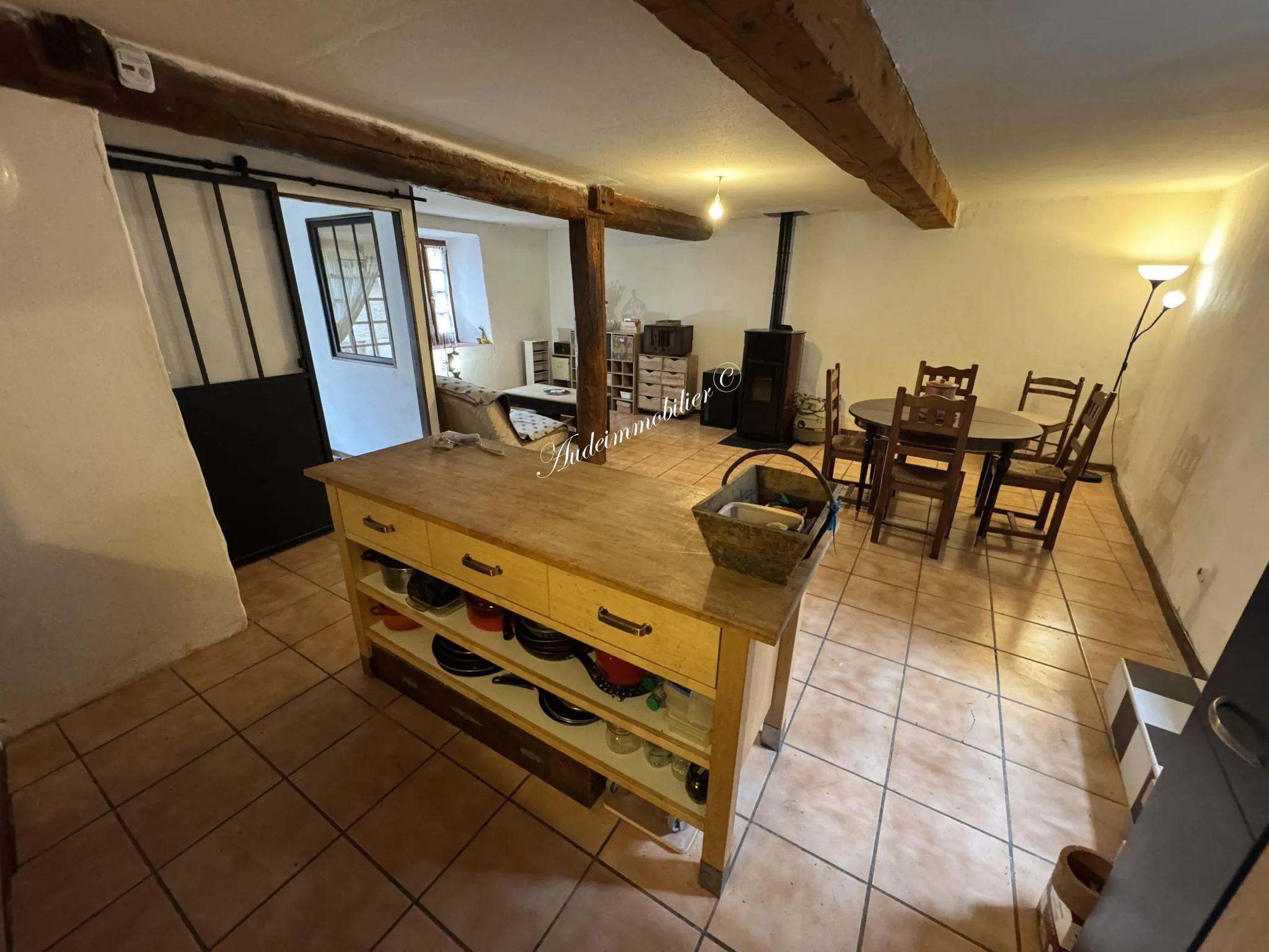 Charmante maison en pierre rénovée avec 3 pièces à Luc sur Aude - Ville avec commerces 