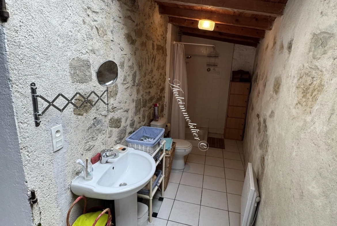 Charmante maison en pierre rénovée avec 3 pièces à Luc sur Aude - Ville avec commerces 