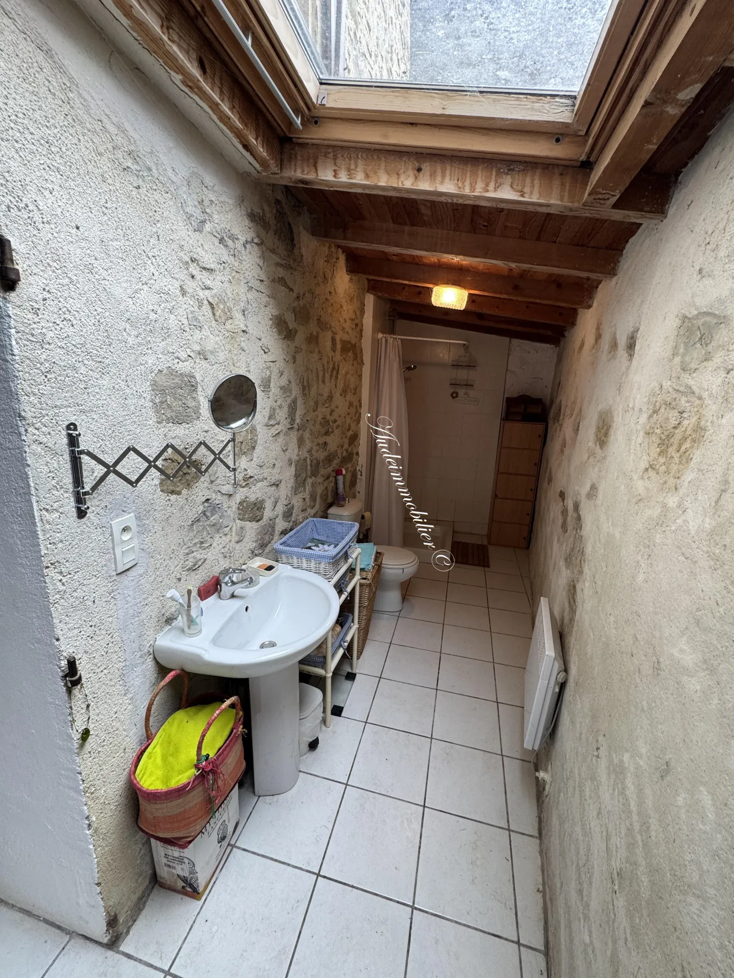 Charmante maison en pierre rénovée avec 3 pièces à Luc sur Aude - Ville avec commerces 