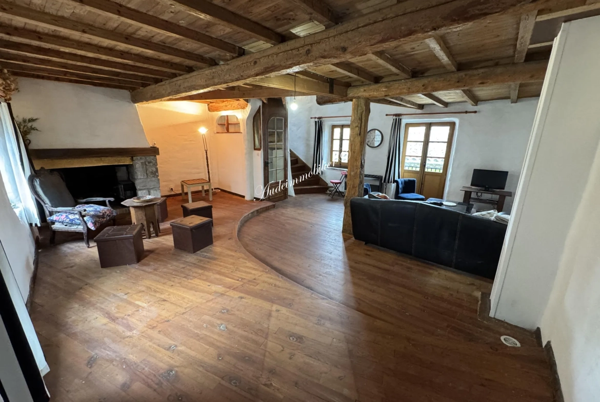 Charmante maison en pierre rénovée avec 3 pièces à Luc sur Aude - Ville avec commerces 