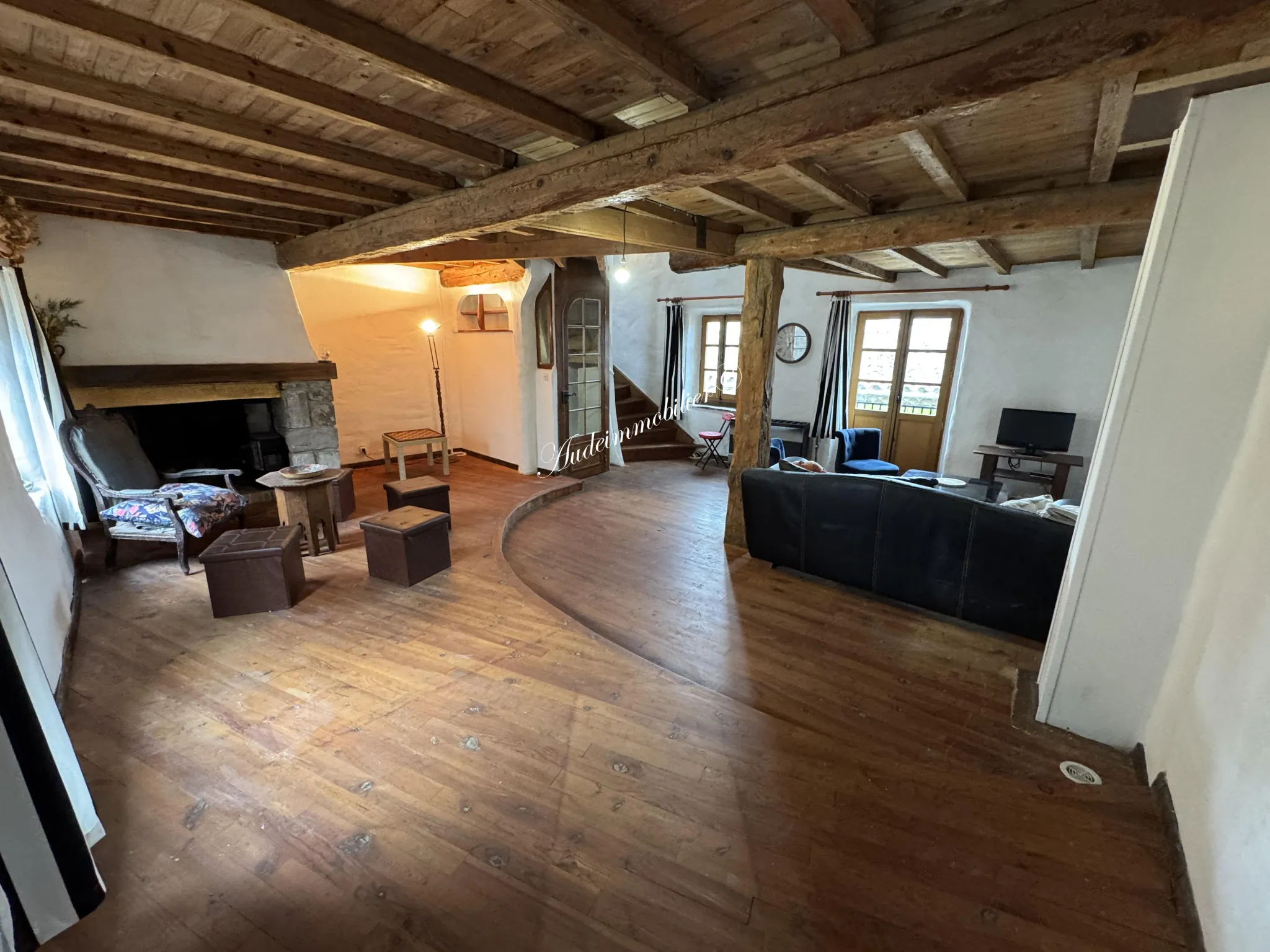 Charmante maison en pierre rénovée avec 3 pièces à Luc sur Aude - Ville avec commerces 