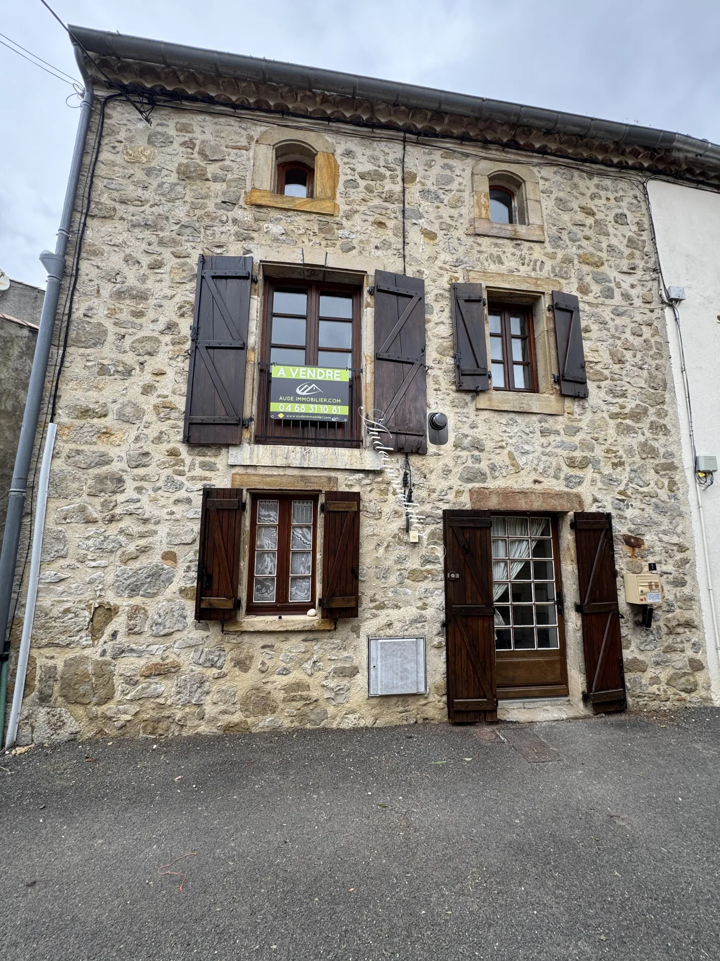 Charmante maison en pierre rénovée avec 3 pièces à Luc sur Aude - Ville avec commerces 