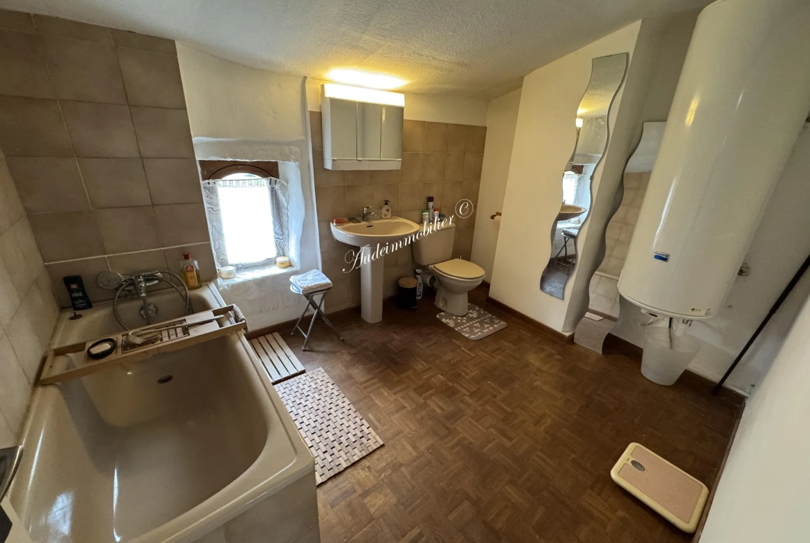 Charmante maison en pierre rénovée avec 3 pièces à Luc sur Aude - Ville avec commerces 