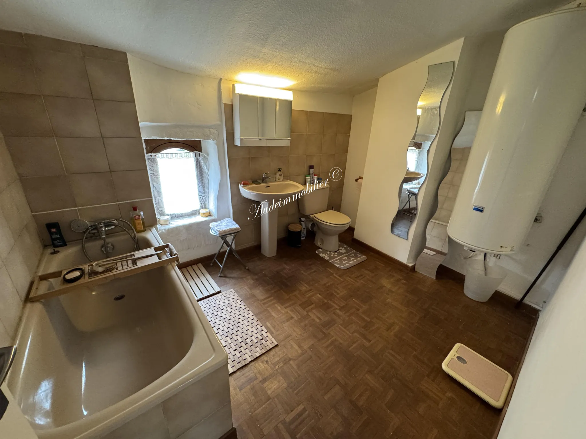 Charmante maison en pierre rénovée avec 3 pièces à Luc sur Aude - Ville avec commerces 
