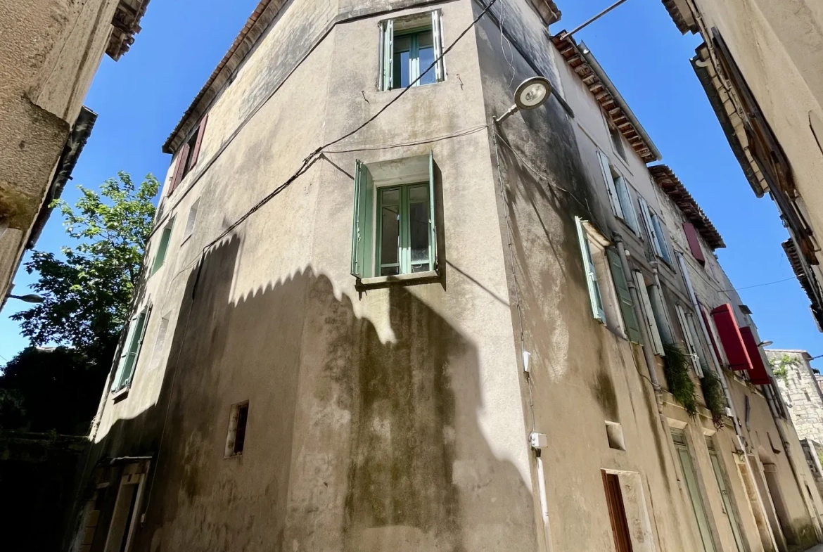 Immeuble à vendre en centre-ville de Sommières avec 3 appartements et parking 