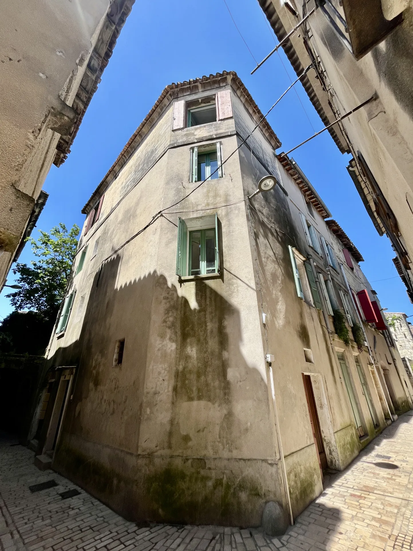Immeuble à vendre en centre-ville de Sommières avec 3 appartements et parking 