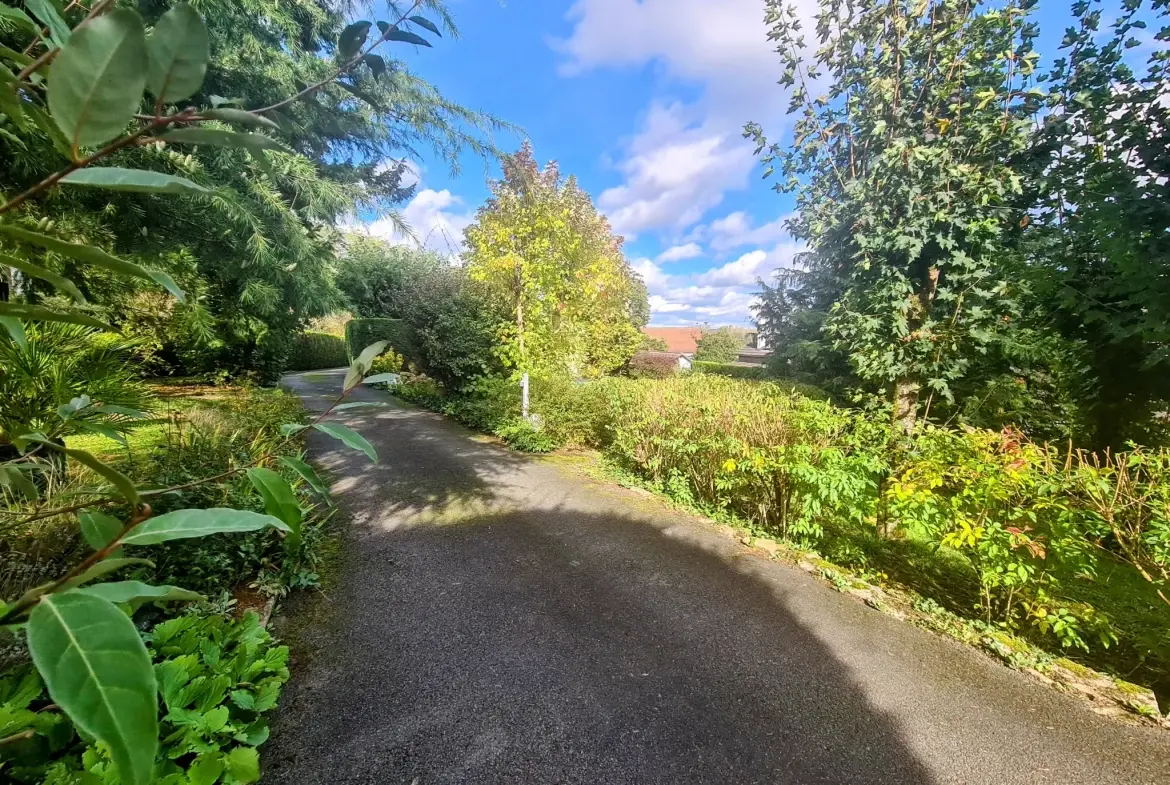 Maison de plain-pied à Varennes Vauzelles avec jardin de 1957 m² 