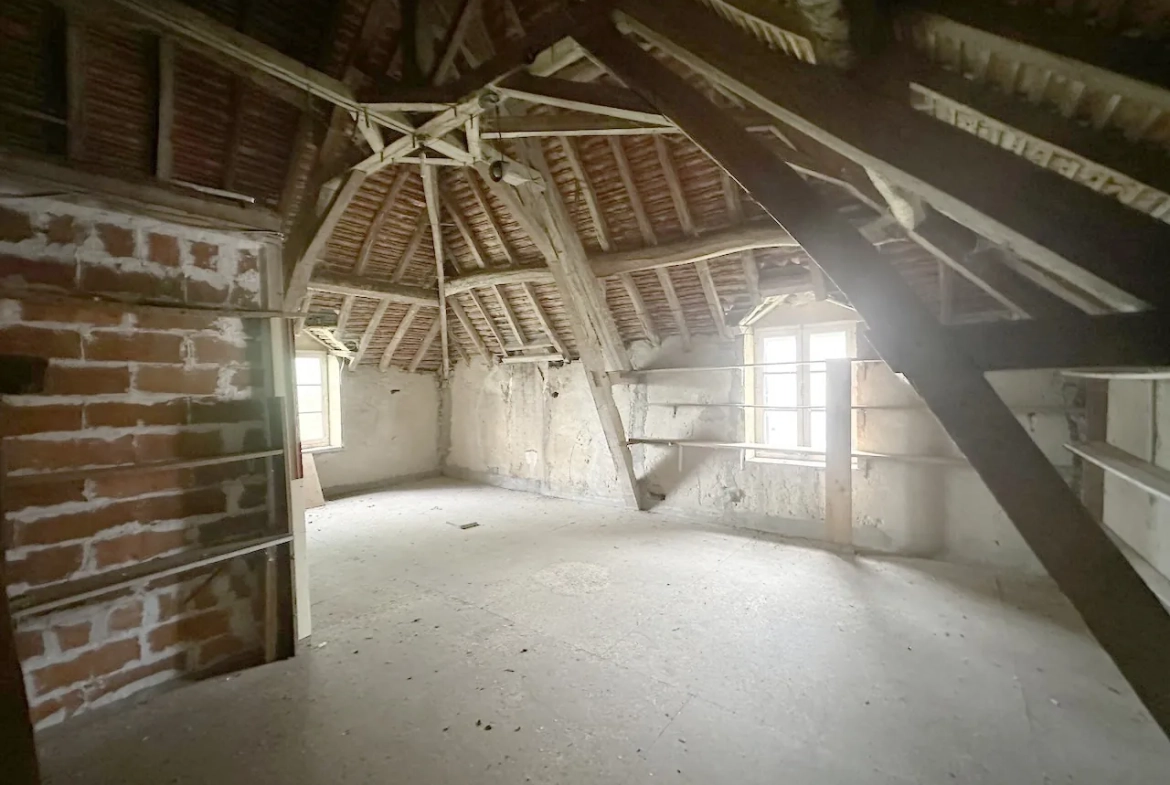 Ancien corps de ferme à rénover avec dépendances et grand terrain à Bourg-le-Comte 