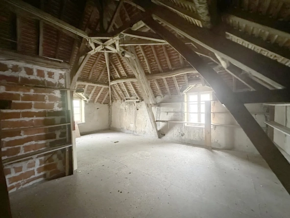 Ancien corps de ferme à rénover avec dépendances et grand terrain à Bourg-le-Comte 