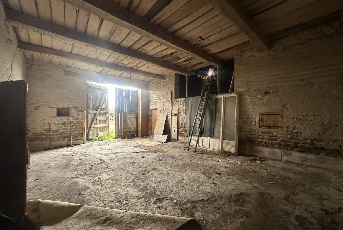 Ancien corps de ferme à rénover avec dépendances et grand terrain à Bourg-le-Comte 