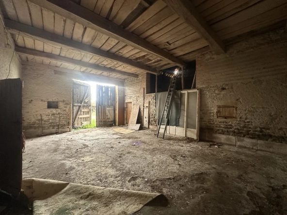 Ancien corps de ferme à rénover avec dépendances et grand terrain à Bourg-le-Comte 