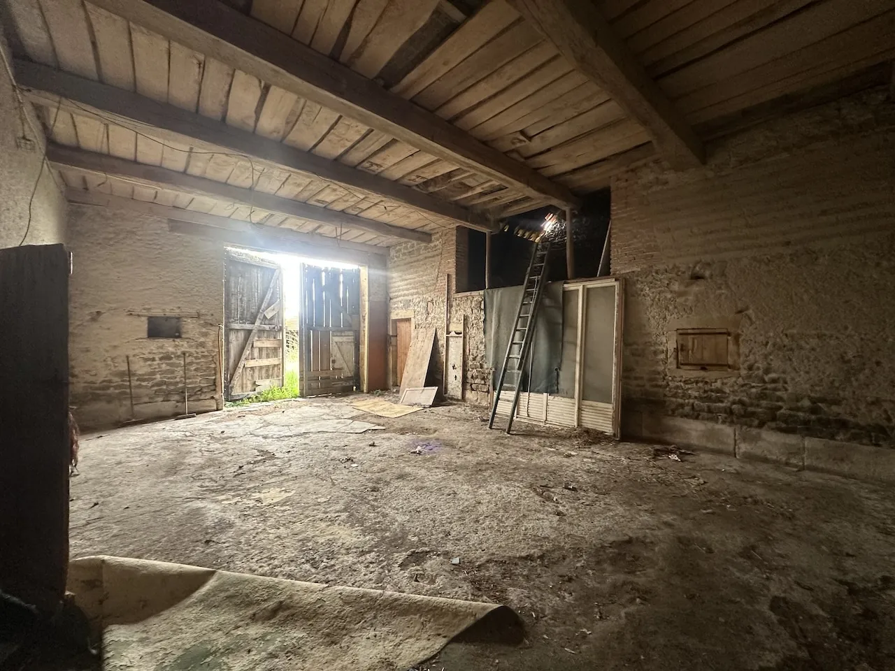 Ancien corps de ferme à rénover avec dépendances et grand terrain à Bourg-le-Comte 