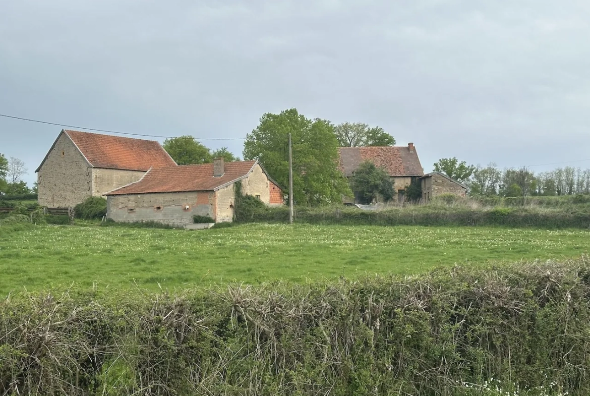 Ancien corps de ferme à rénover avec dépendances et grand terrain à Bourg-le-Comte 