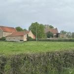 Ancien corps de ferme à rénover avec dépendances et grand terrain à Bourg-le-Comte