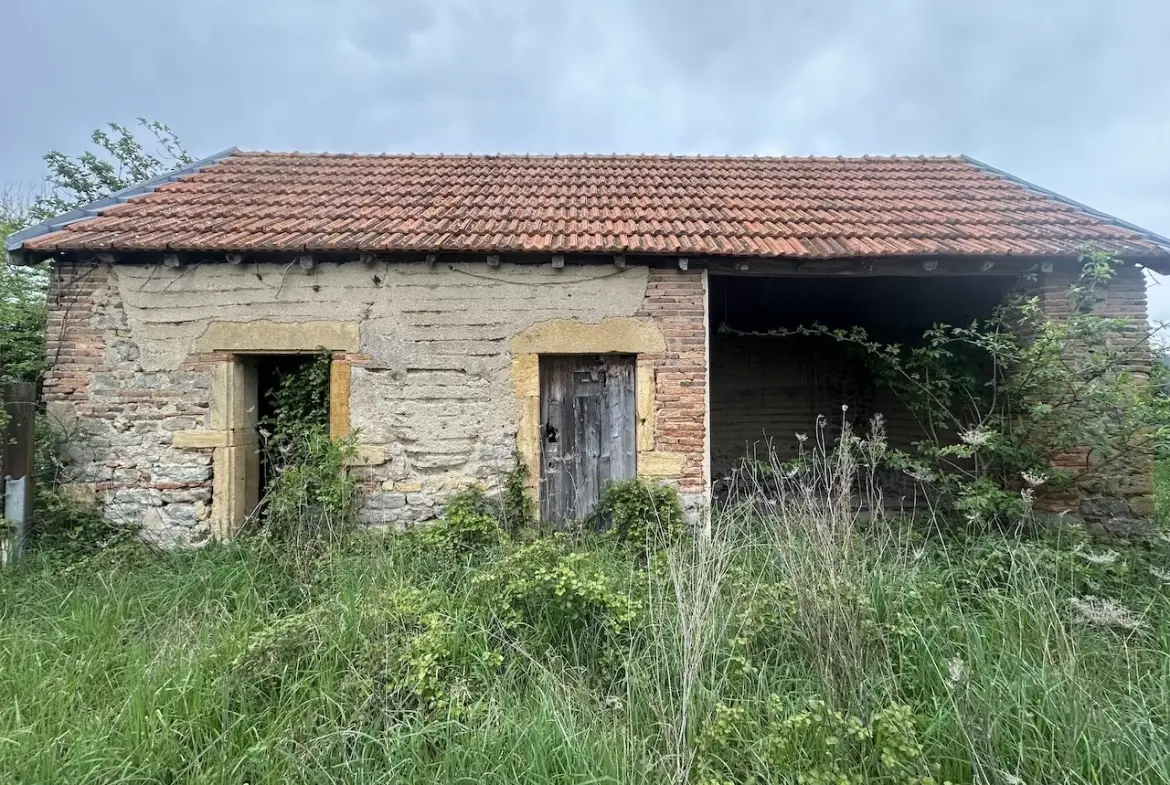 Ancien corps de ferme à rénover avec dépendances et grand terrain à Bourg-le-Comte 