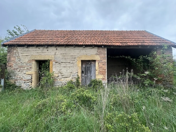 Ancien corps de ferme à rénover avec dépendances et grand terrain à Bourg-le-Comte 