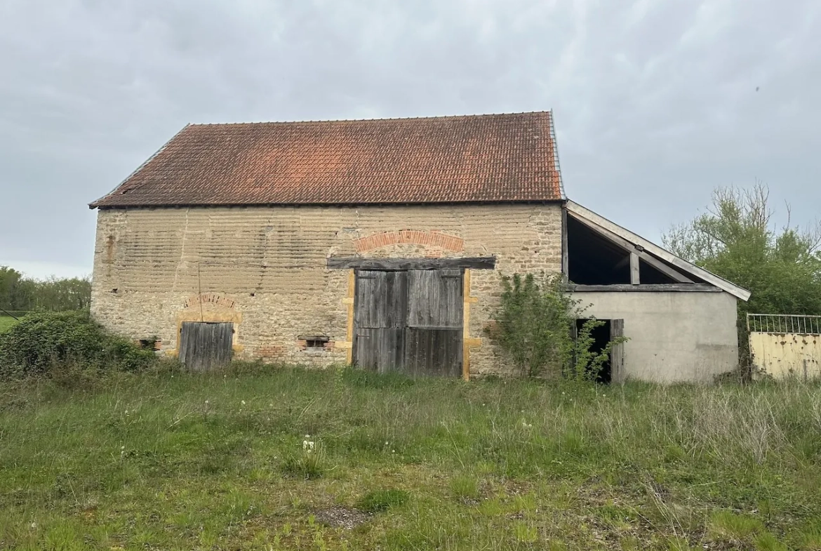 Ancien corps de ferme à rénover avec dépendances et grand terrain à Bourg-le-Comte 