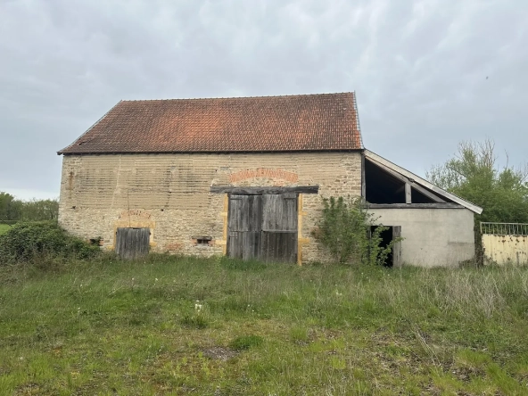 Ancien corps de ferme à rénover avec dépendances et grand terrain à Bourg-le-Comte 