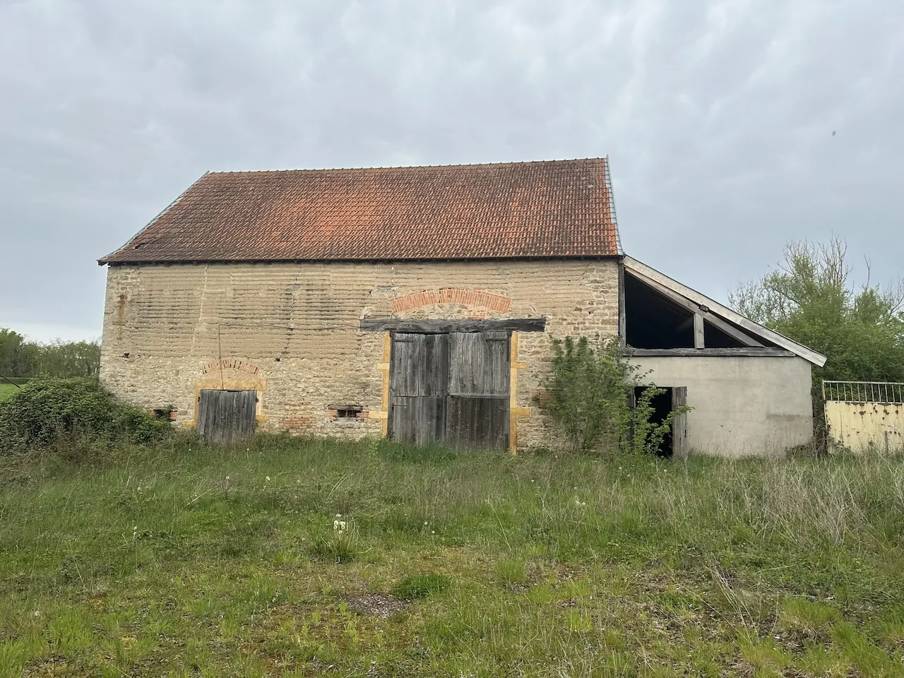 Ancien corps de ferme à rénover avec dépendances et grand terrain à Bourg-le-Comte 