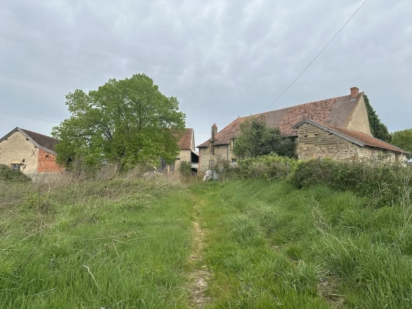 Ancien corps de ferme à rénover avec dépendances et grand terrain à Bourg-le-Comte 