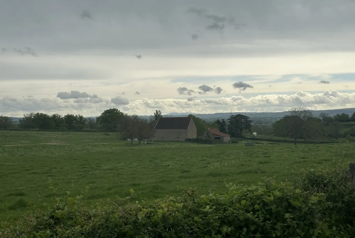 Ancien corps de ferme à rénover avec dépendances et grand terrain à Bourg-le-Comte 
