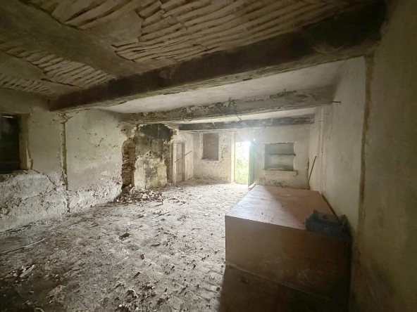 Ancien corps de ferme à rénover avec dépendances et grand terrain à Bourg-le-Comte 