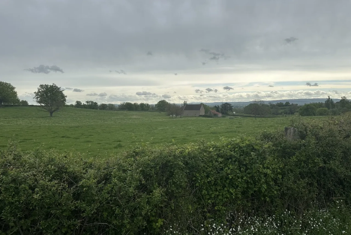 Ancien corps de ferme à rénover avec dépendances et grand terrain à Bourg-le-Comte 