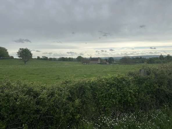 Ancien corps de ferme à rénover avec dépendances et grand terrain à Bourg-le-Comte 