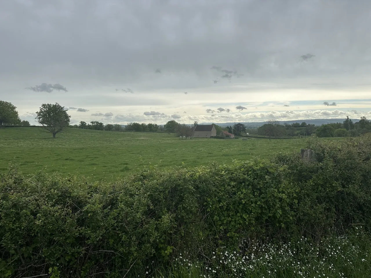 Ancien corps de ferme à rénover avec dépendances et grand terrain à Bourg-le-Comte 