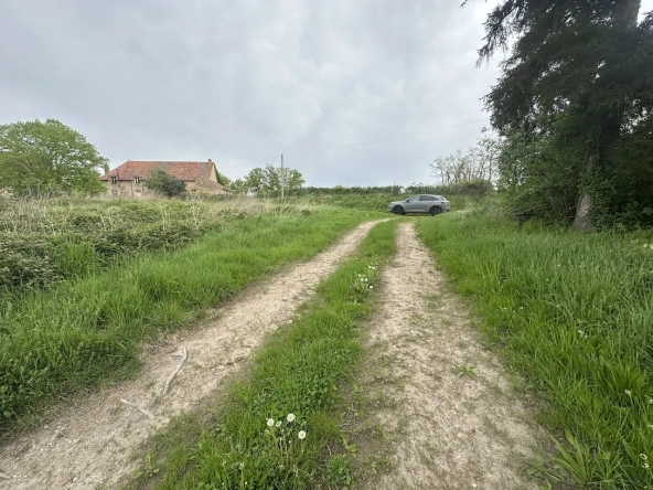 Ancien corps de ferme à rénover avec dépendances et grand terrain à Bourg-le-Comte 