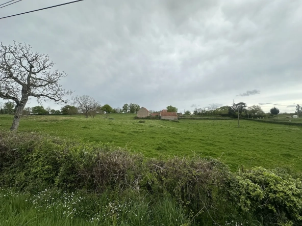 Ancien corps de ferme à rénover avec dépendances et grand terrain à Bourg-le-Comte 