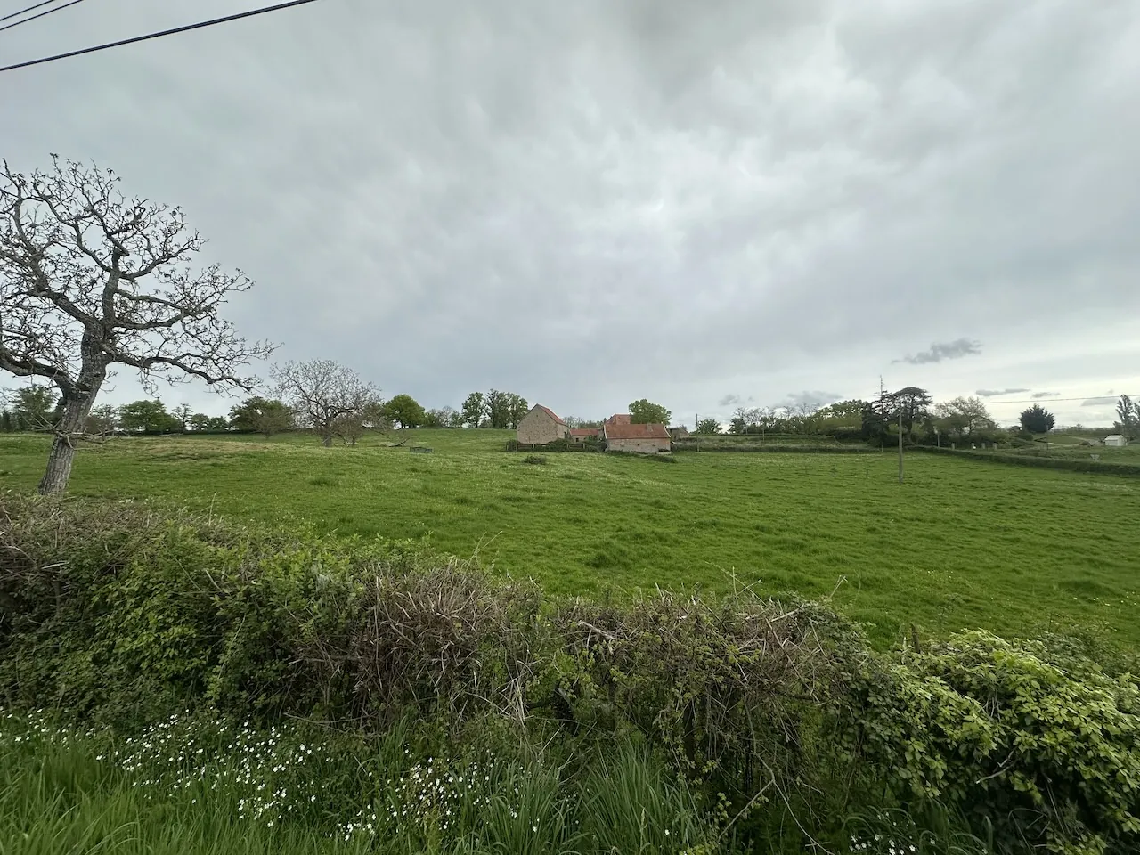 Ancien corps de ferme à rénover avec dépendances et grand terrain à Bourg-le-Comte 
