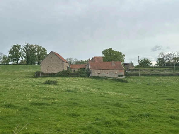 Ancien corps de ferme à rénover avec dépendances et grand terrain à Bourg-le-Comte 