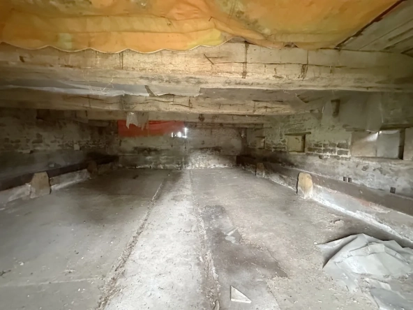 Ancien corps de ferme à rénover avec dépendances et grand terrain à Bourg-le-Comte 