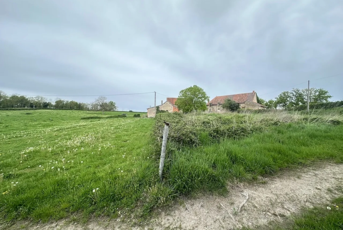 Ancien corps de ferme à rénover avec dépendances et grand terrain à Bourg-le-Comte 