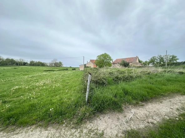 Ancien corps de ferme à rénover avec dépendances et grand terrain à Bourg-le-Comte 