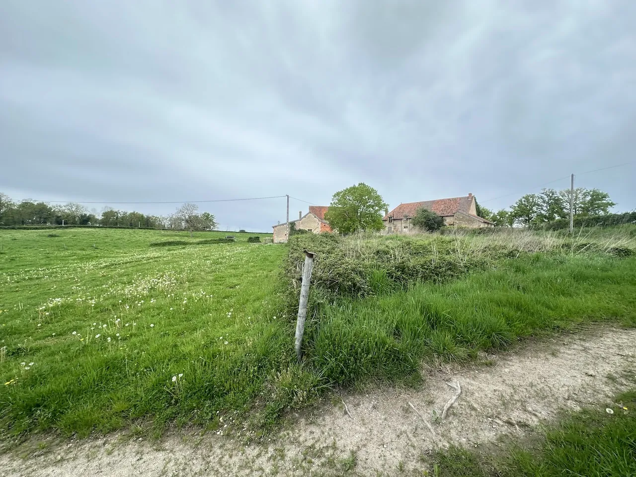 Ancien corps de ferme à rénover avec dépendances et grand terrain à Bourg-le-Comte 
