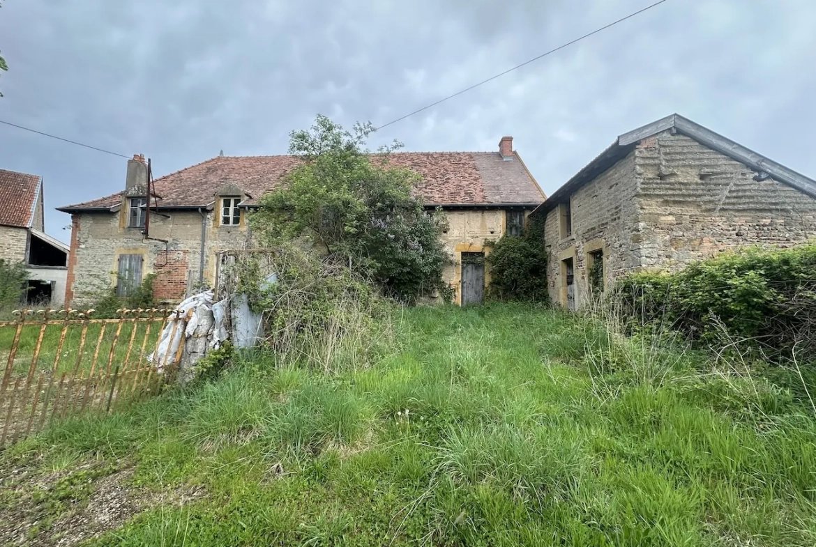 Ancien corps de ferme à rénover avec dépendances et grand terrain à Bourg-le-Comte 