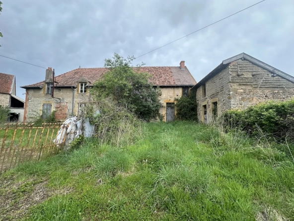 Ancien corps de ferme à rénover avec dépendances et grand terrain à Bourg-le-Comte 