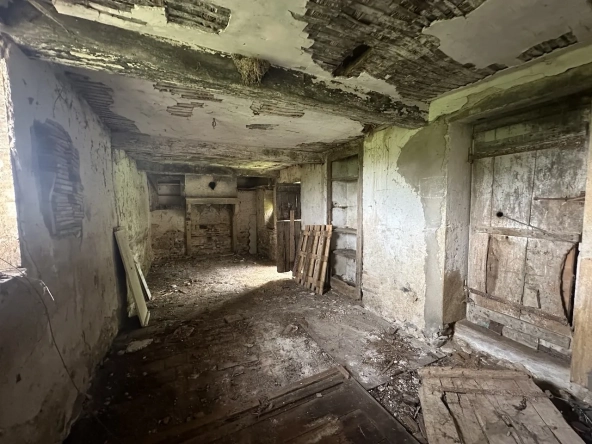 Ancien corps de ferme à rénover avec dépendances et grand terrain à Bourg-le-Comte 