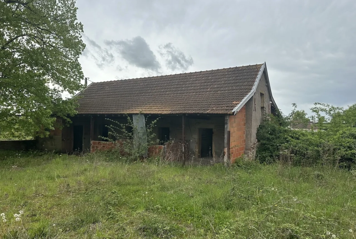 Ancien corps de ferme à rénover avec dépendances et grand terrain à Bourg-le-Comte 