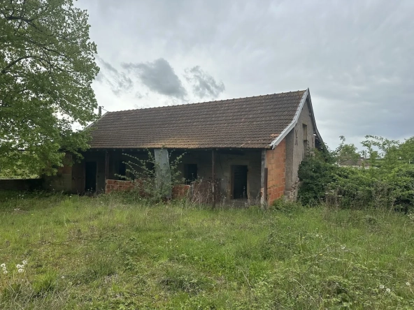 Ancien corps de ferme à rénover avec dépendances et grand terrain à Bourg-le-Comte 