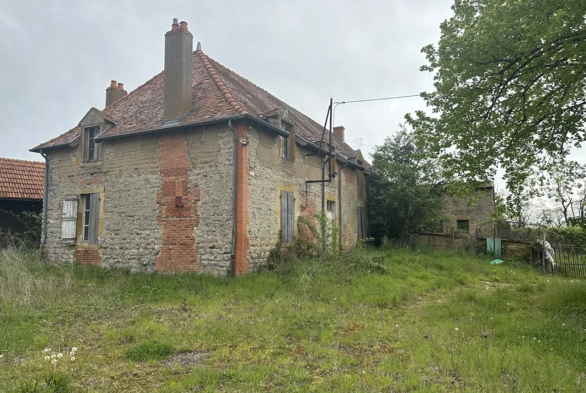 Ancien corps de ferme à rénover avec dépendances et grand terrain à Bourg-le-Comte 